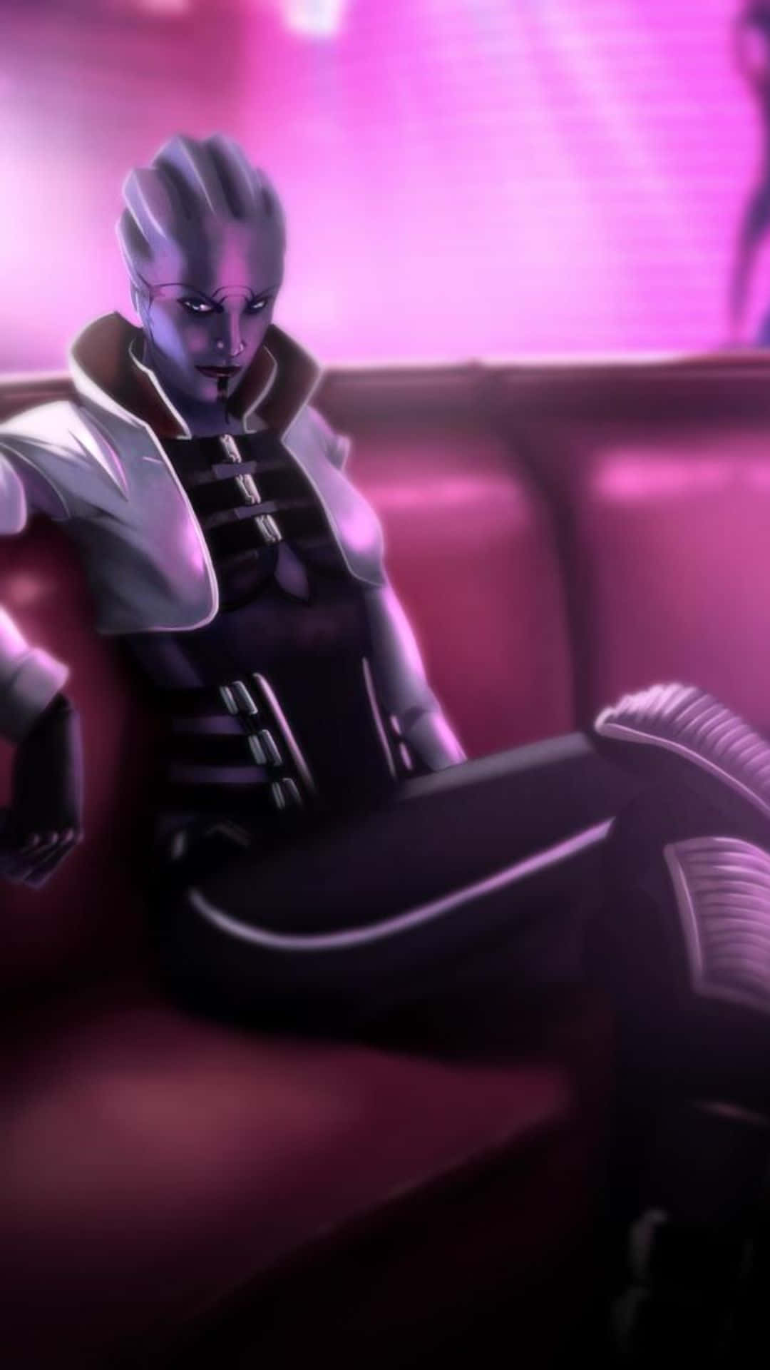Aria T'loak 桌布 壁紙 — 一個皮膚蒼白、銀色頭髮的賽博龐克動漫角色，自信地坐在霓虹燈光下的毛絨粉紅色沙發上。