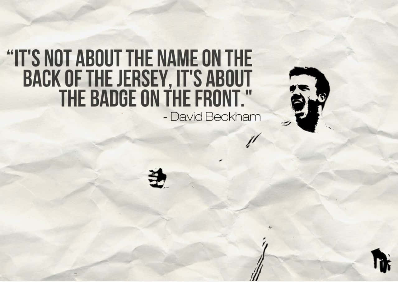 Football Quotes 桌布 壁紙 — 一個皺巴巴的紙張背景，上面有David Beckham黑色墨水剪影，正在大喊並附有一句關於足球徽章的引言。