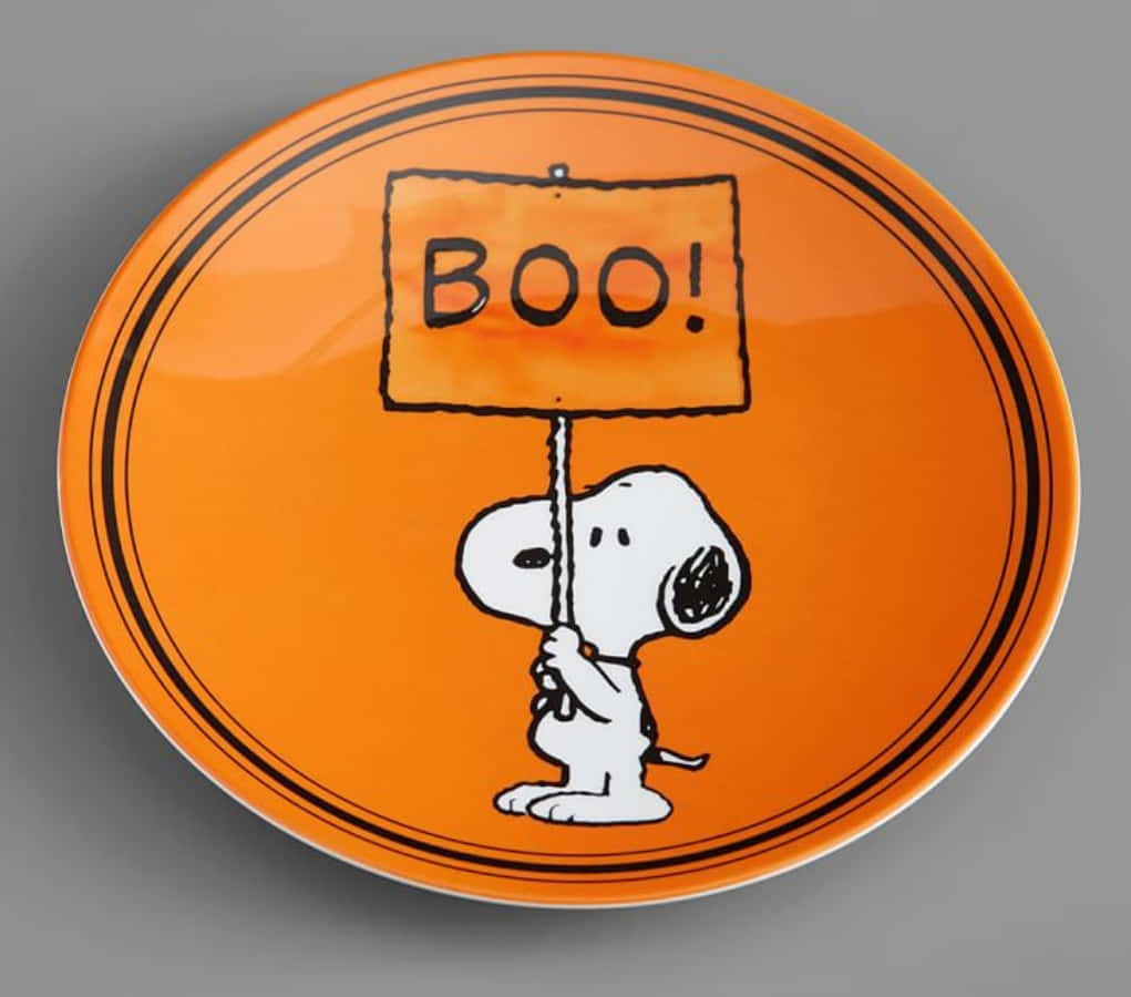 一個盤子上有史努比拿著「Boo」牌子 壁紙