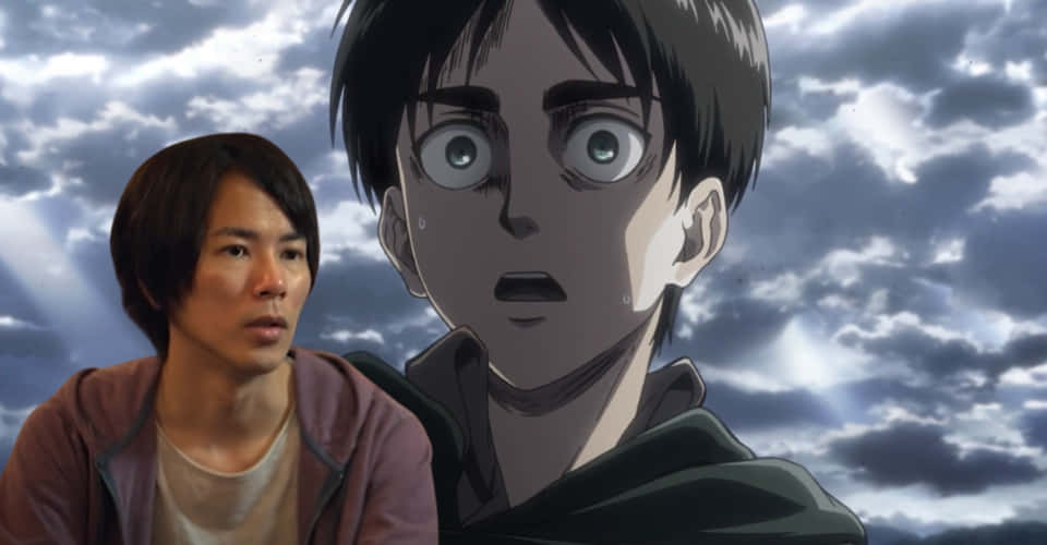 Isayama Hajime 桌布 壁紙 — 一個真人和一個大眼睛的動漫角色在戲劇性的多雲天空下並肩站立。