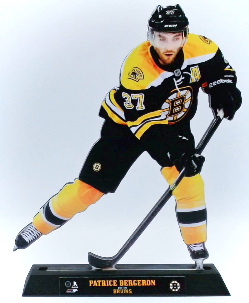 運動 桌布 壁紙 — 一個真人尺寸的紙板剪裁，冰球運動員 Patrice Bergeron 身穿波士頓棕熊隊制服，準備溜冰。