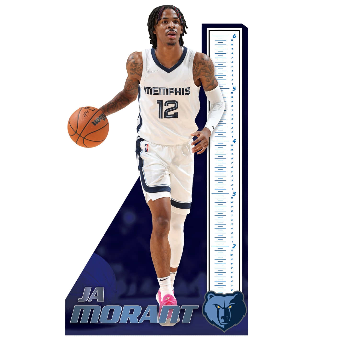 Ja Morant 動圖 桌布 壁紙 — 一個真人尺寸的紙板剪裁，展示籃球運動員Ja Morant身穿曼菲斯灰熊隊制服，在身高圖旁邊拿著一個籃球。