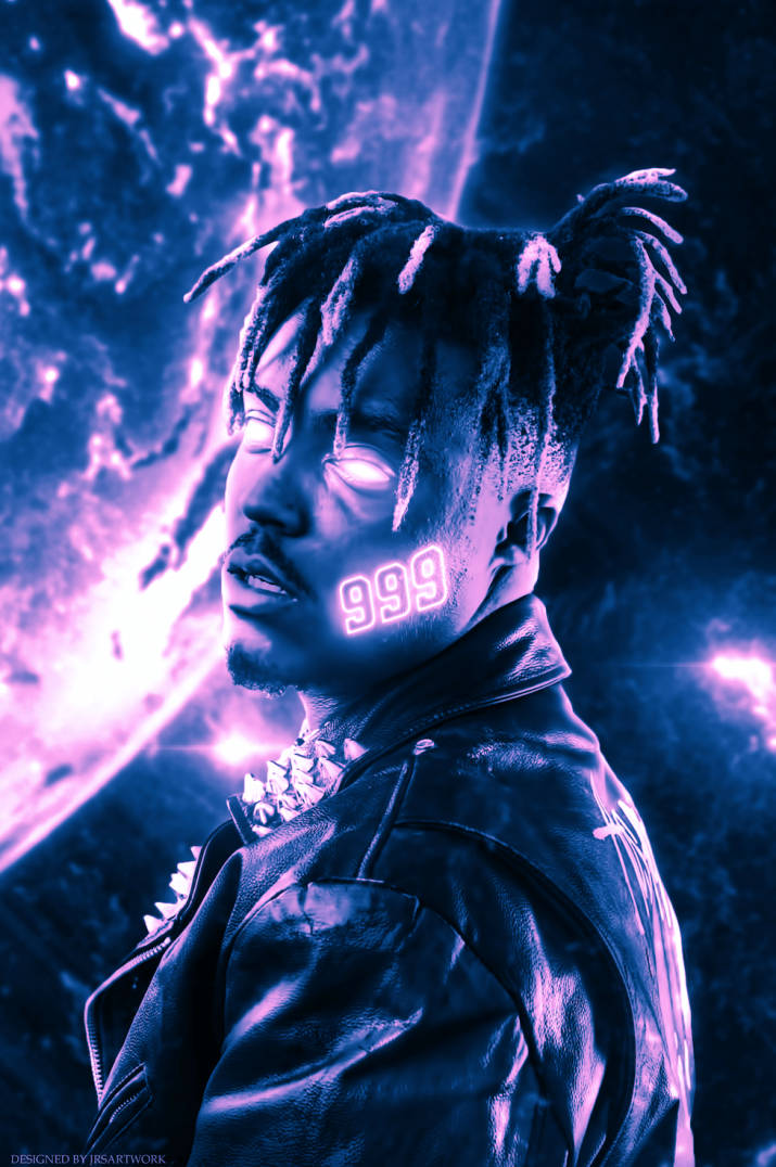 眼睛發光、臉頰上有霓虹999字樣的男子，背景是宇宙紫色星雲。 — Juice Wrld 壁紙