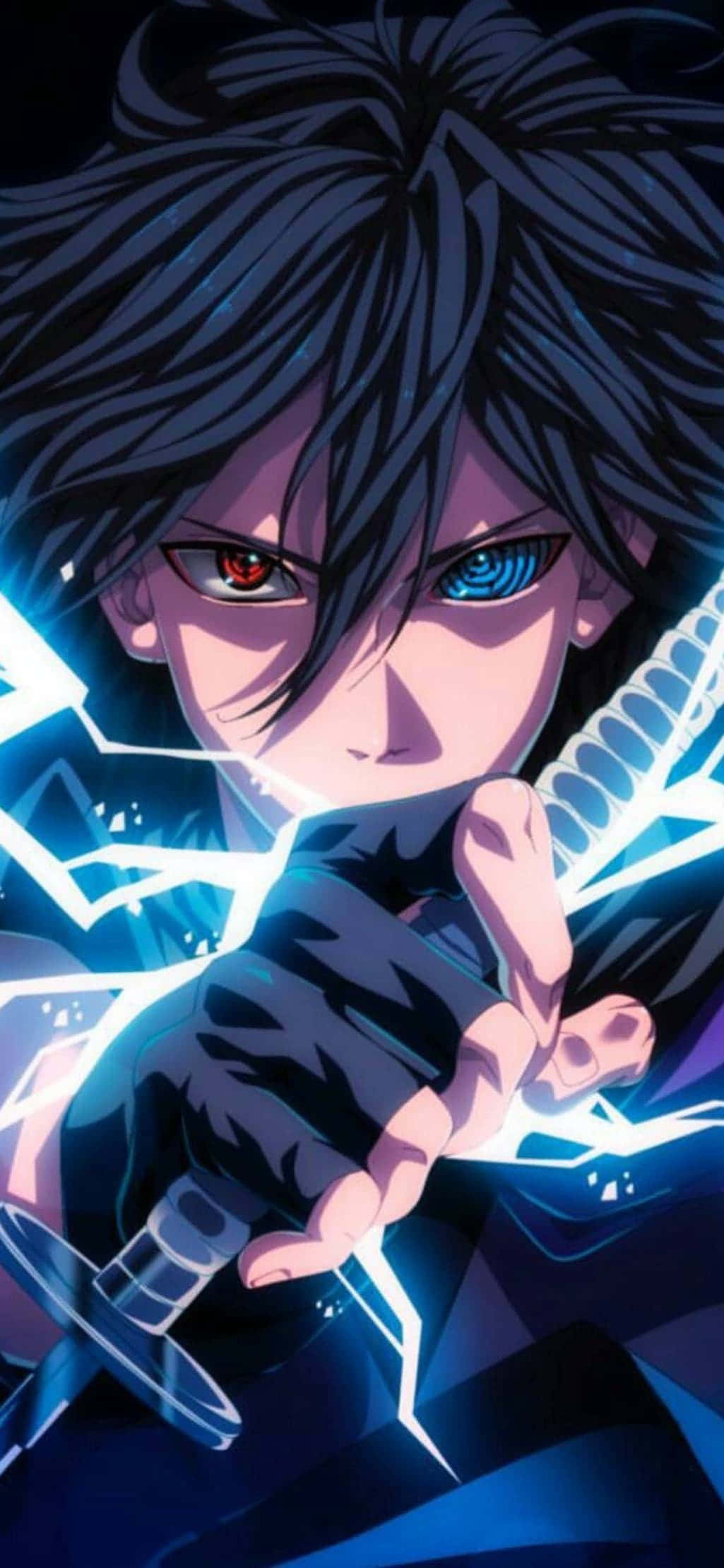 Sasuke 桌布 壁紙 — 一個眼神不對稱的兇猛動漫戰士，在黑暗背景下，握著一把發光的劍，周圍環繞著噼啪作響的藍色能量。