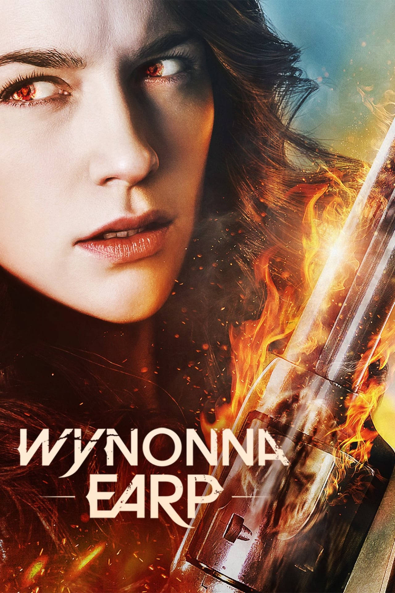Wynonna Earp 桌布 壁紙 — 一個眼神兇猛、雙眼發出紅光的女人，在熾熱的背景前揮舞著一把燃燒的散彈槍。