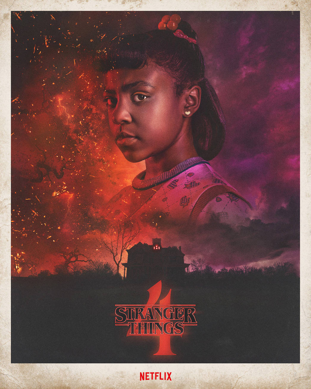 Stranger Things 4 桌布 壁紙 — 一個眼神堅定的年輕女孩站在鬼屋前，天空是火熱的紫色，火花飛舞。