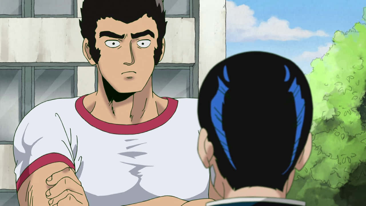 Musashi Goda 桌布 壁紙 — 一個眼神銳利的動漫角色穿著白色T恤，在明亮的藍天下與另一個角色在戶外對峙。