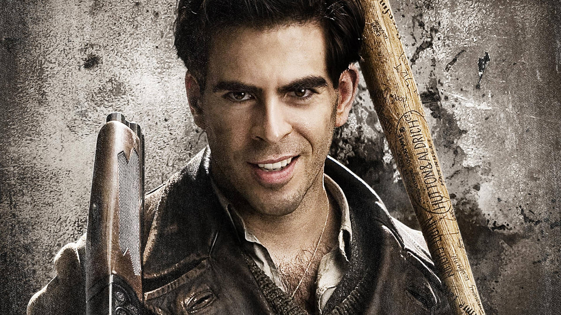 Inglourious Basterds 桌布 壁紙 — 一個眼神銳利的男人微笑著，手持霰彈槍和棒球棍，靠著粗糙的混凝土牆。