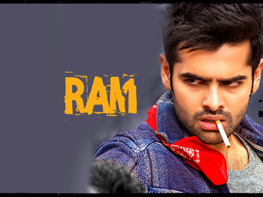Ram Pothineni 桌布 壁紙 — 一個眼神銳利的男人抽著煙，戴著紅色頭巾和牛仔外套，背景是深灰色，上面有粗體黃色 'RAM' 文字。