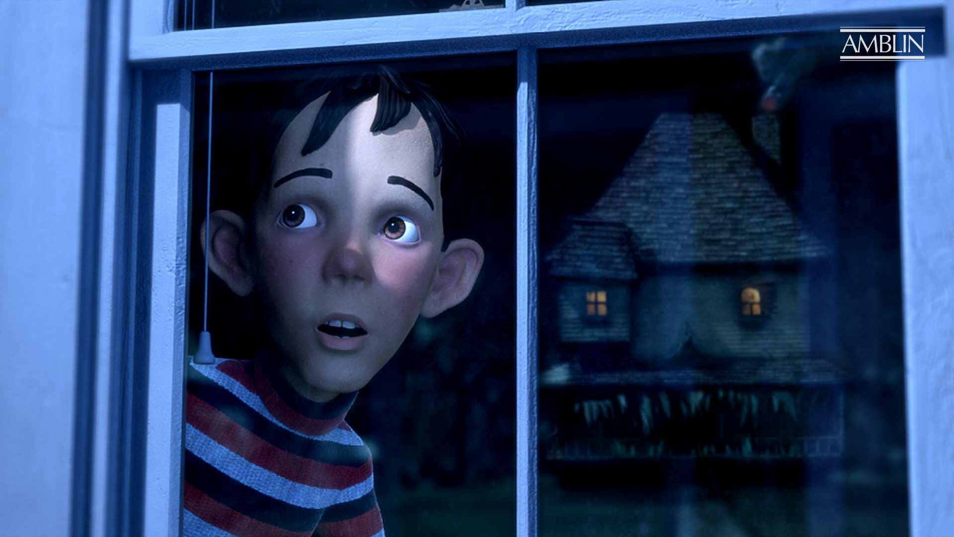 Monster House 桌布 壁紙 — 一個睜大眼睛的動畫男孩穿著條紋襯衫，透過窗戶窺視著一座在藍色夜空下窗戶發光的黑暗房子。