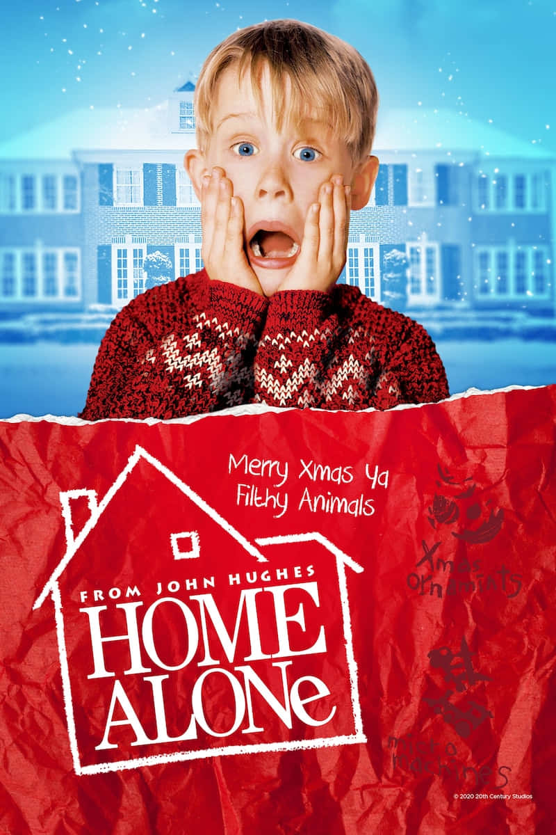 Home Alone 桌布 壁紙 — 一個睜大眼睛的男孩穿著紅色毛衣，雙手捂著臉頰，在雪屋背景下，一張破損的紅色海報上寫著Home Alone。