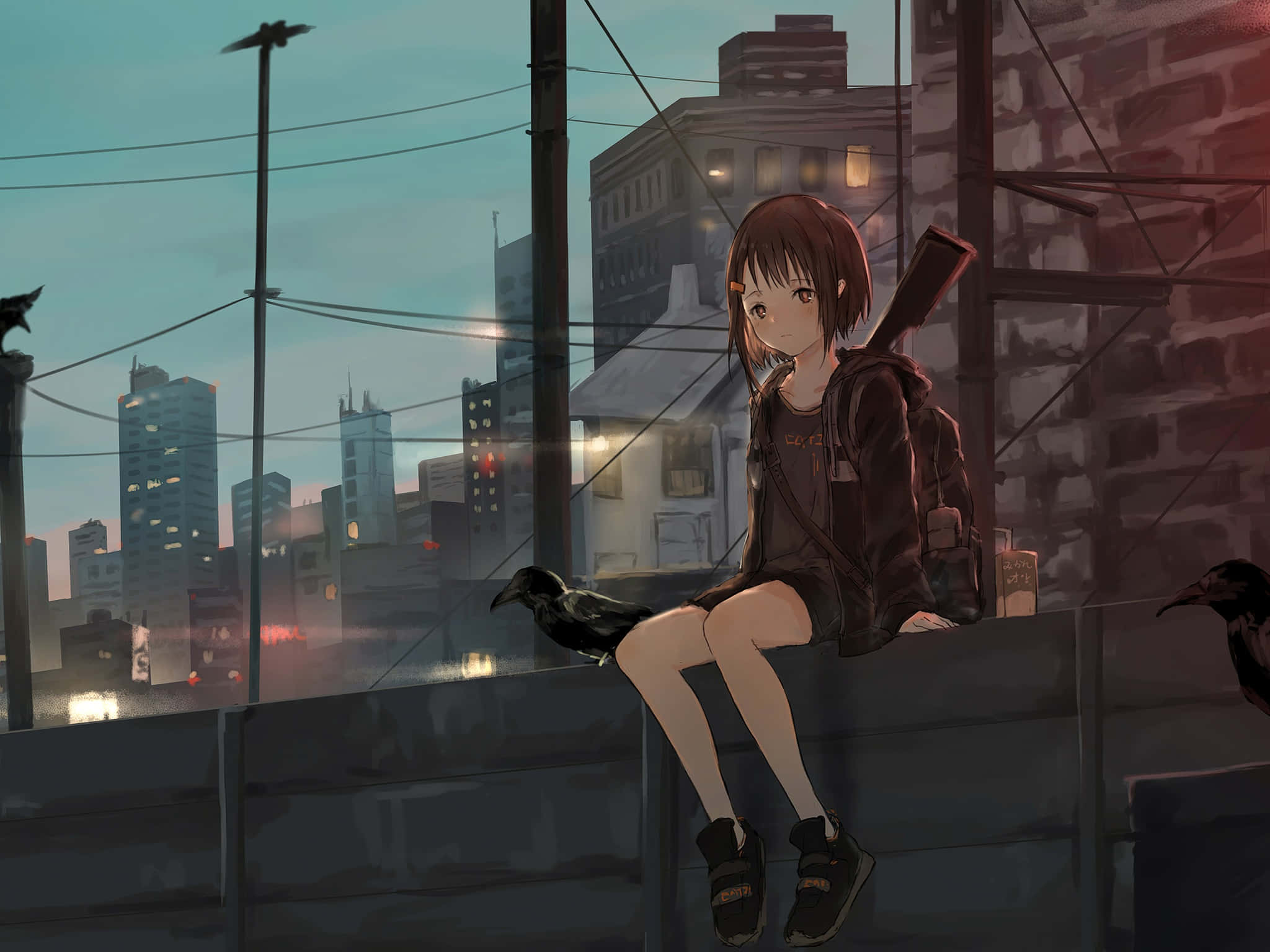 動漫女孩 桌布 壁紙 — 一個短棕髮的年輕動漫女孩在黃昏時坐在屋頂邊緣，被烏鴉和閃爍窗戶的城市景觀包圍。