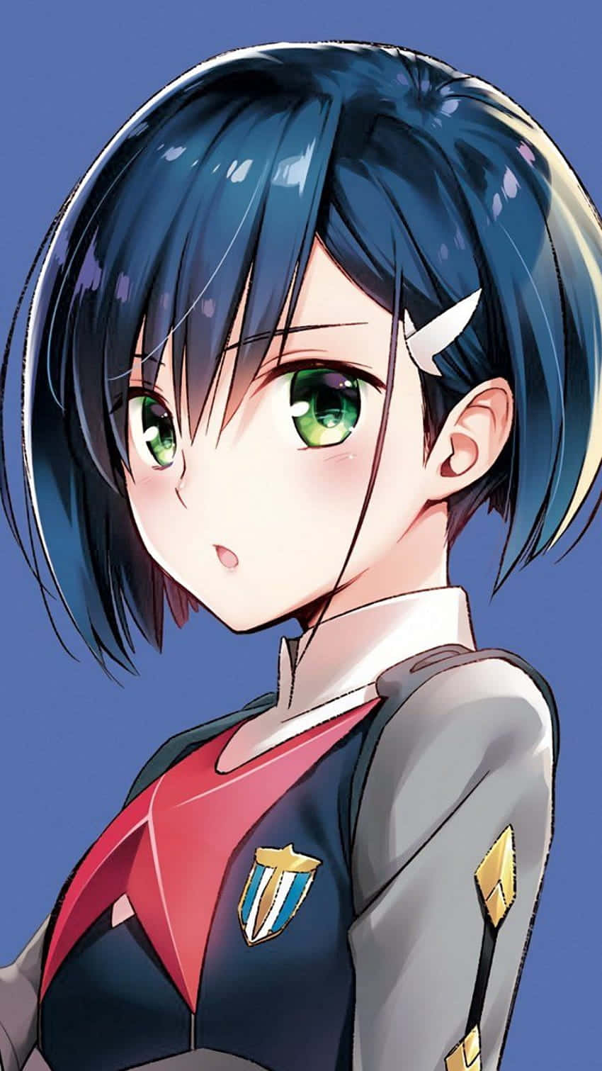 Darling In The Franxx Phone 桌布 壁紙 — 一個短藍色頭髮和綠色眼睛的動漫女孩特寫，穿著細節豐富的制服，背景為純藍色。