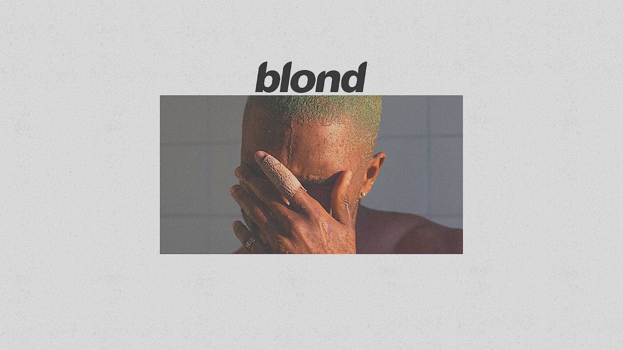 Frank Ocean 桌布 壁紙 — 一個短金髮的人在有瓷磚的浴室裡用手遮住臉，上面有「金髮」這個詞。