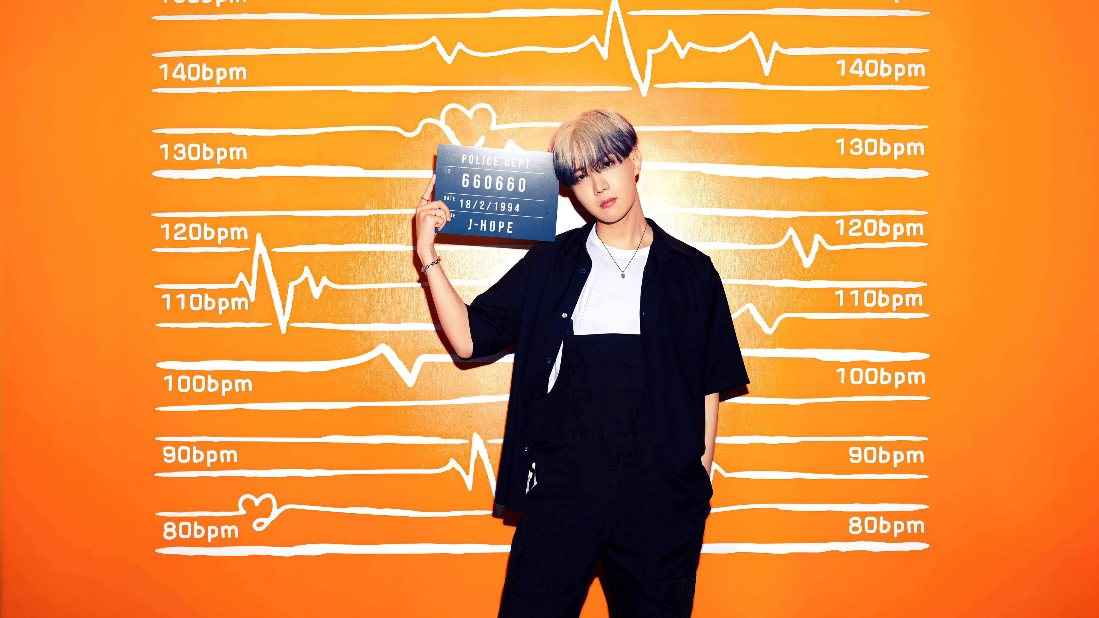 j-hope 桌布 壁紙 — 一個短金髮的人站在橙色牆前，牆上有白色心跳線和bpm標記，手持警察身份證。