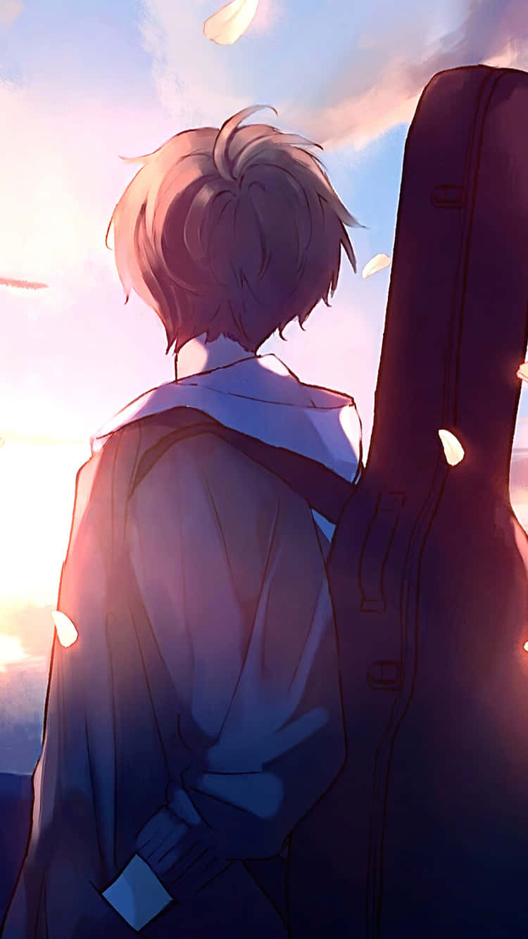 Cute Anime Boys 桌布 壁紙 — 一個短髮的年輕動漫男孩，在柔和夕陽天空和飄浮花瓣的背景下，背著吉他盒。