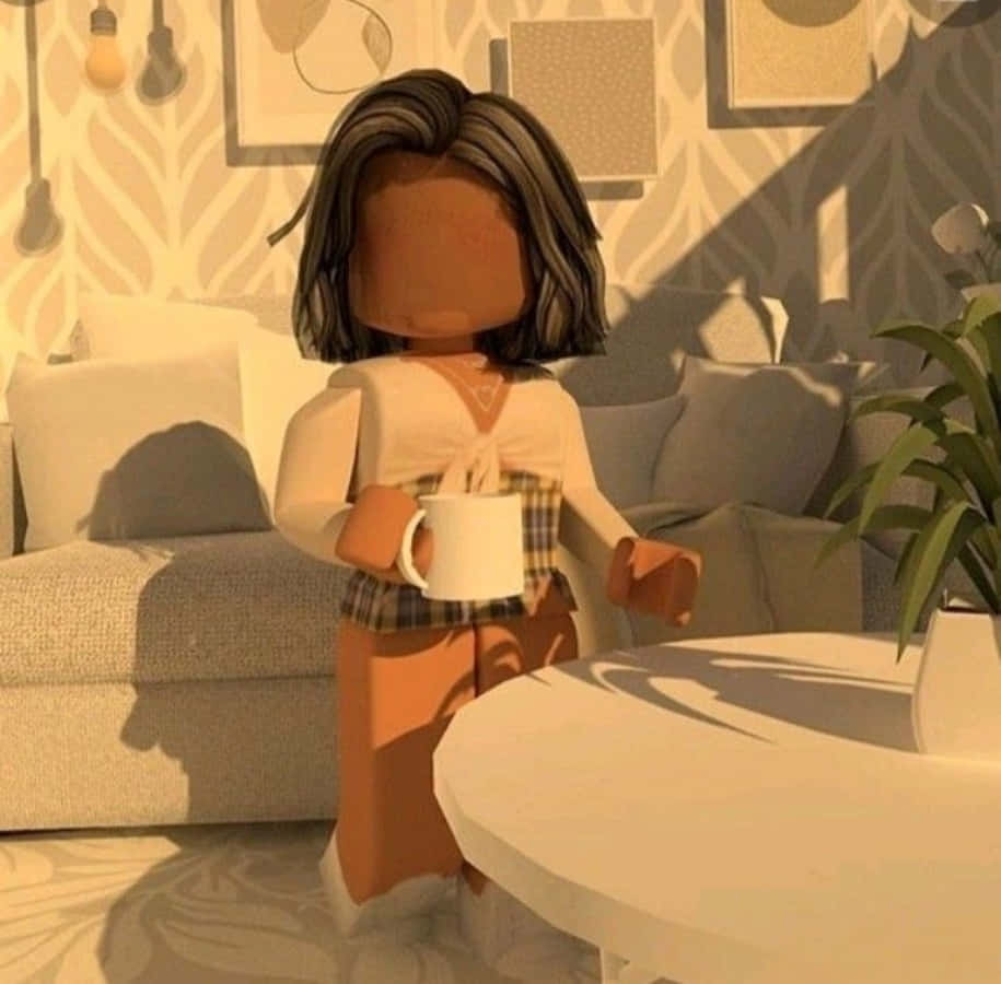 美學 Roblox 女孩 桌布 壁紙 — 一個短黑髮的Roblox風格頭像，在溫暖照明的客廳中，拿著一個白色馬克杯，背景有圖案壁紙和沙發。