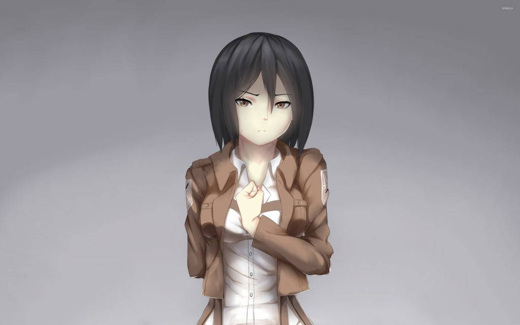 Mikasa Ackerman 桌布 壁紙 — 一個短黑髮的嚴肅動漫女孩，在純灰色背景前，穿著白色襯衫外搭棕色外套。