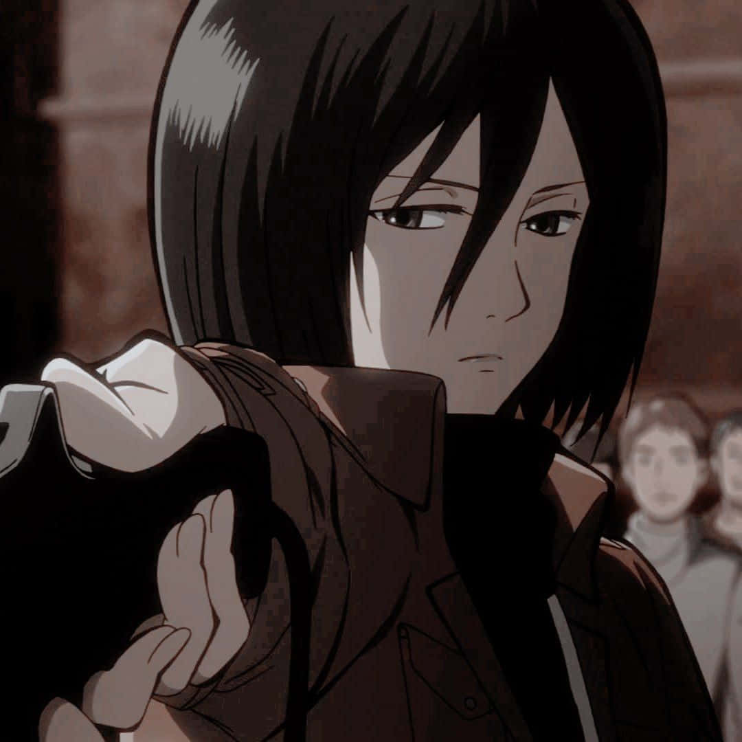 Mikasa Ackerman 桌布 壁紙 — 一個短黑髮的堅定動漫女孩在昏暗的城市環境中握著武器。