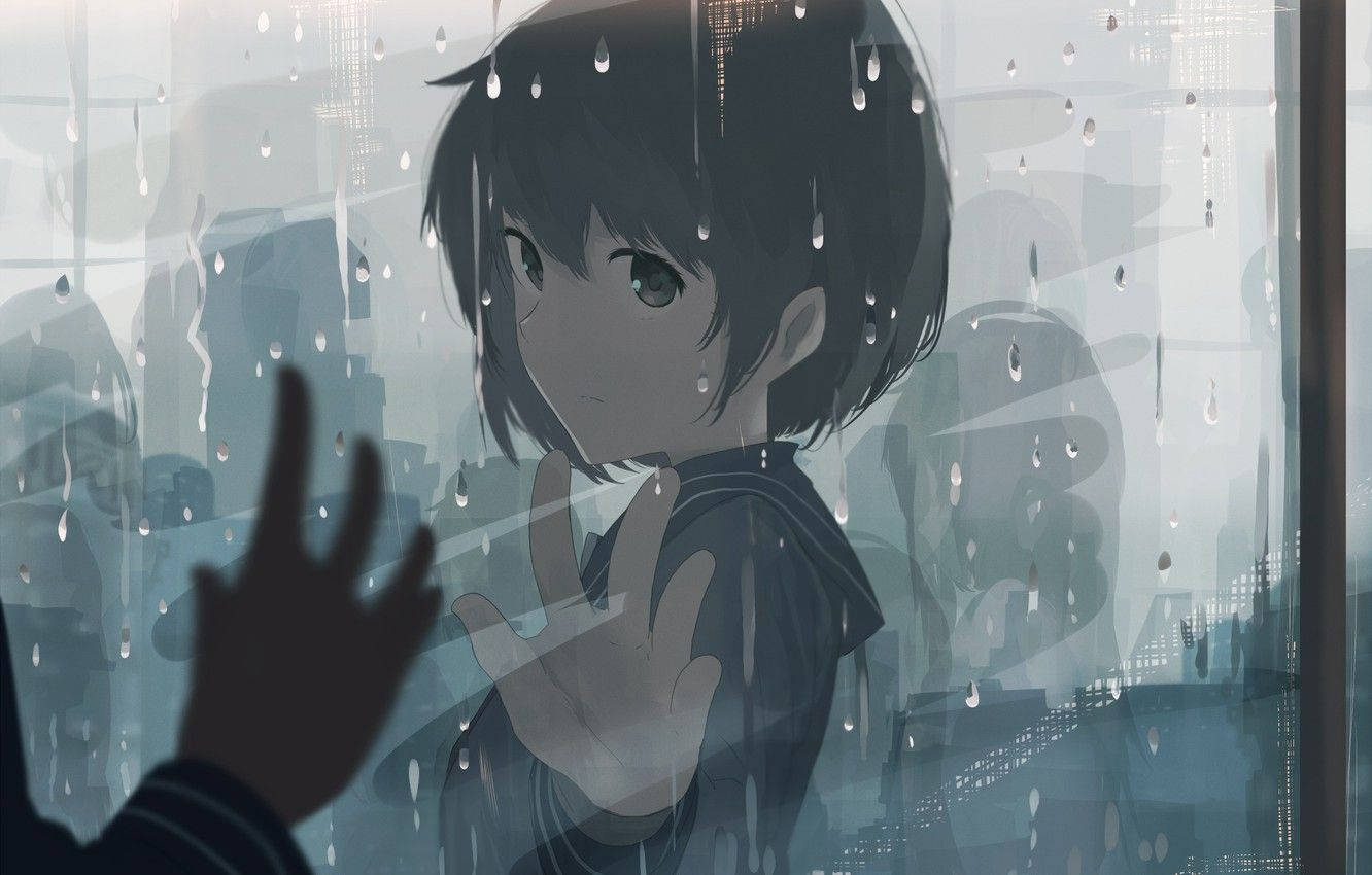 動漫女孩 桌布 壁紙 — 一個短黑髮的憂鬱動漫女孩凝視著雨水斑駁的窗外，一隻手從內部按壓著玻璃。