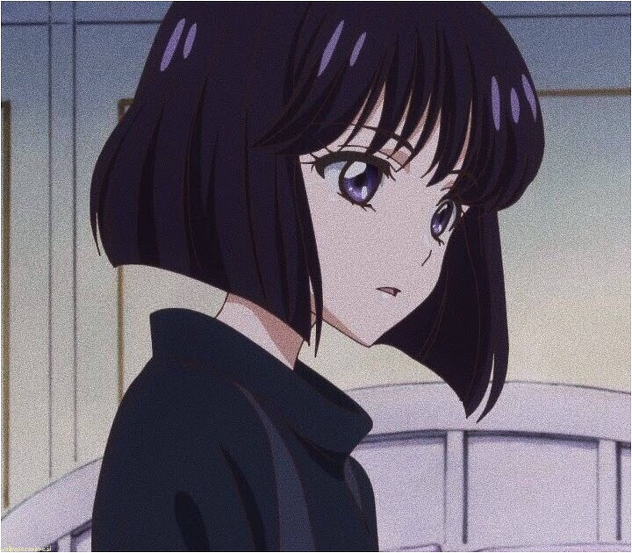 動漫頭像 桌布 壁紙 — 一個短黑髮紫眼動漫少女的特寫，在柔和光線的室內環境中若有所思地回頭凝視。