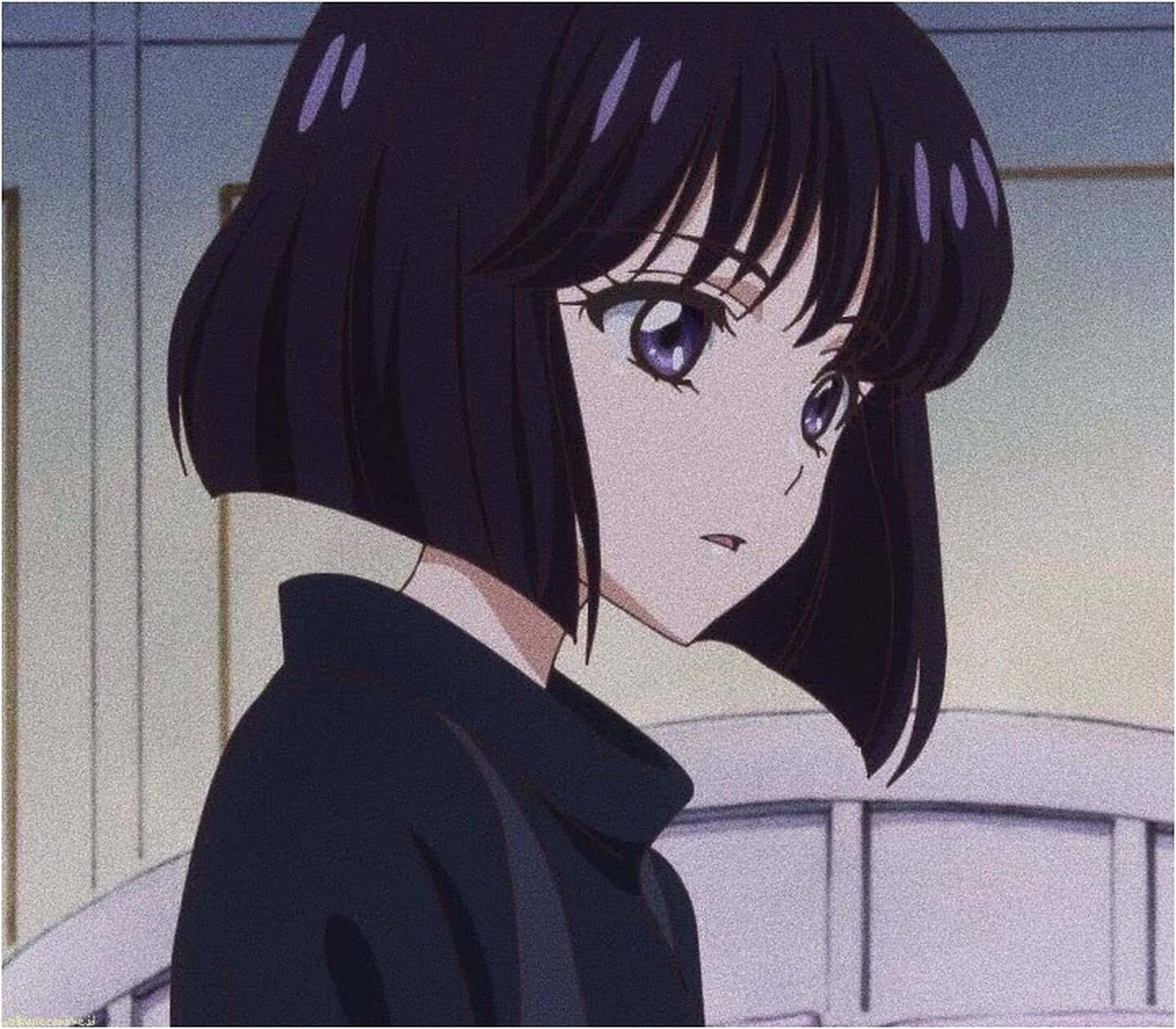Aesthetic Sailor Moon 桌布 壁紙 — 一個短黑髮紫眼動漫少女的近距離特寫，她微微皺眉回頭看。