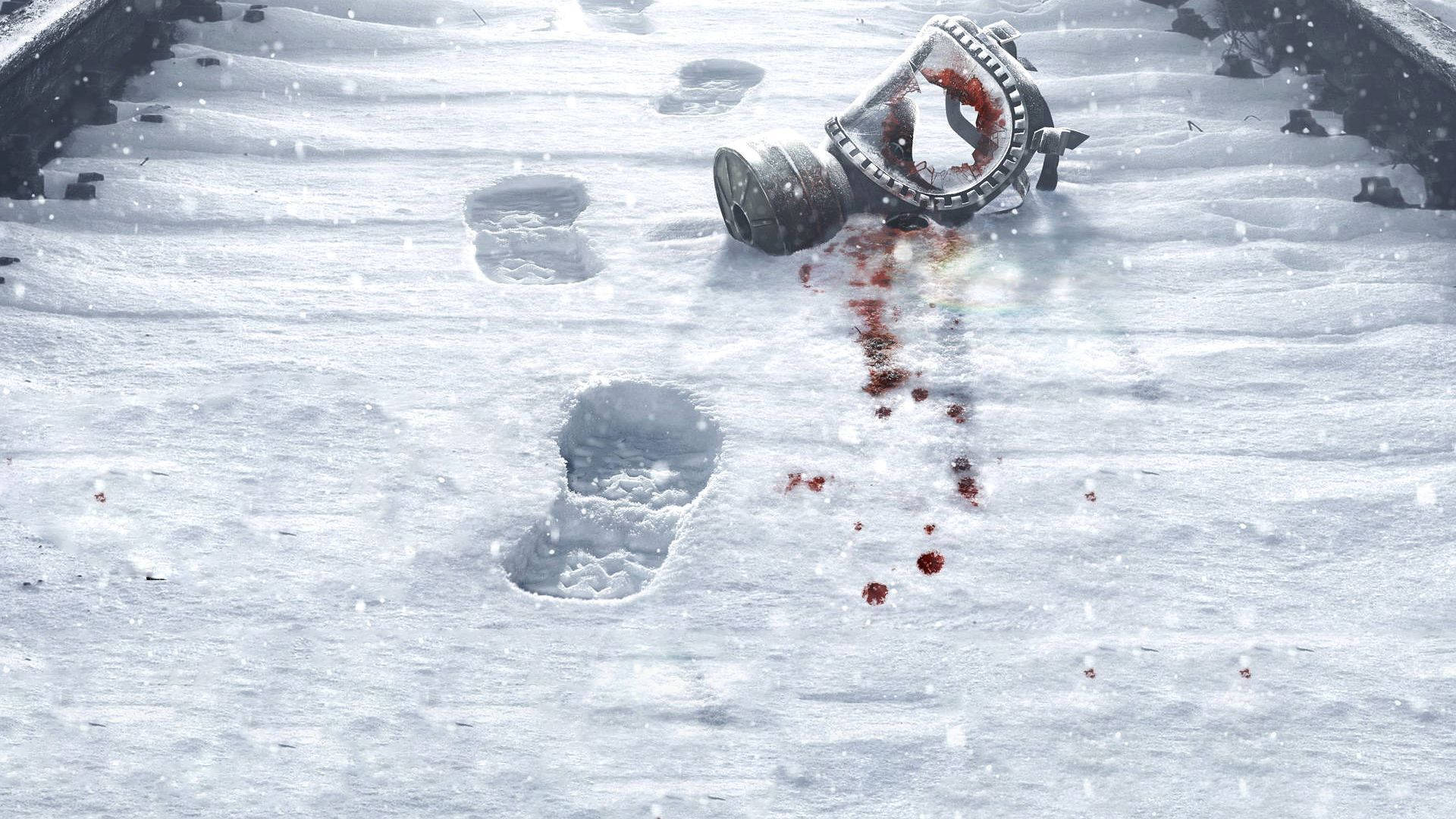 戰慄深隧：流亡 桌布 壁紙 — 一個破損的防毒面具躺在新鮮的雪地上，旁邊有一條血跡和腳印，構成一個嚴酷的冬季場景。