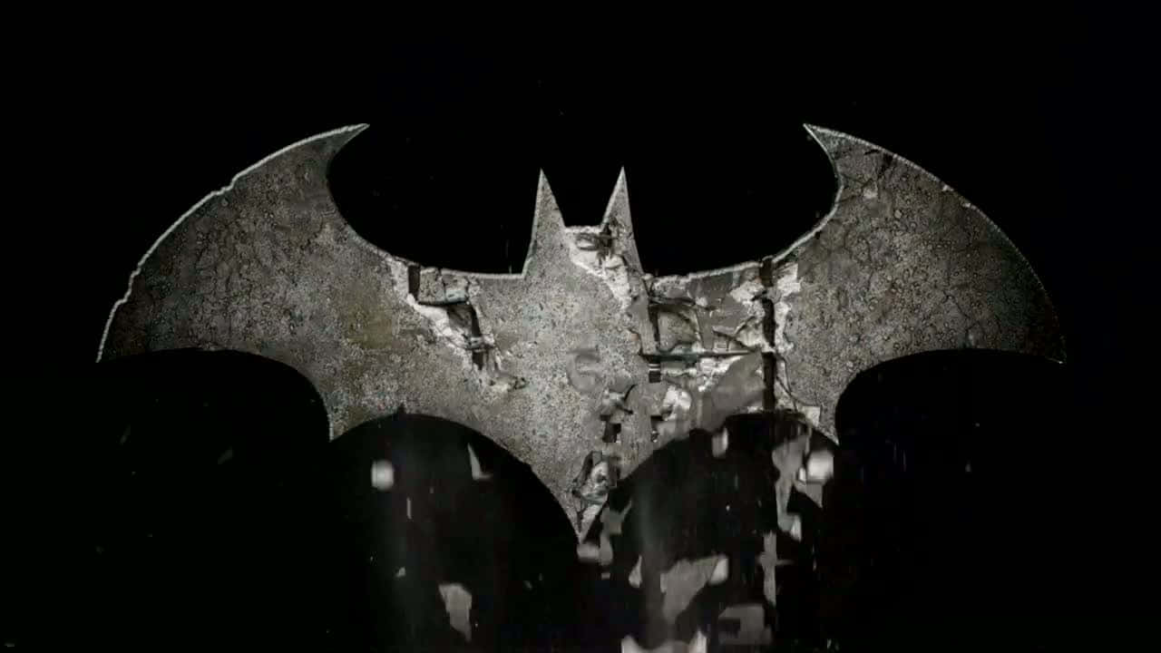 Batman Arkham Asylum 桌布 壁紙 — 一個破碎的蝙蝠標誌在黑色背景上裂開並碎裂，碎片四散。