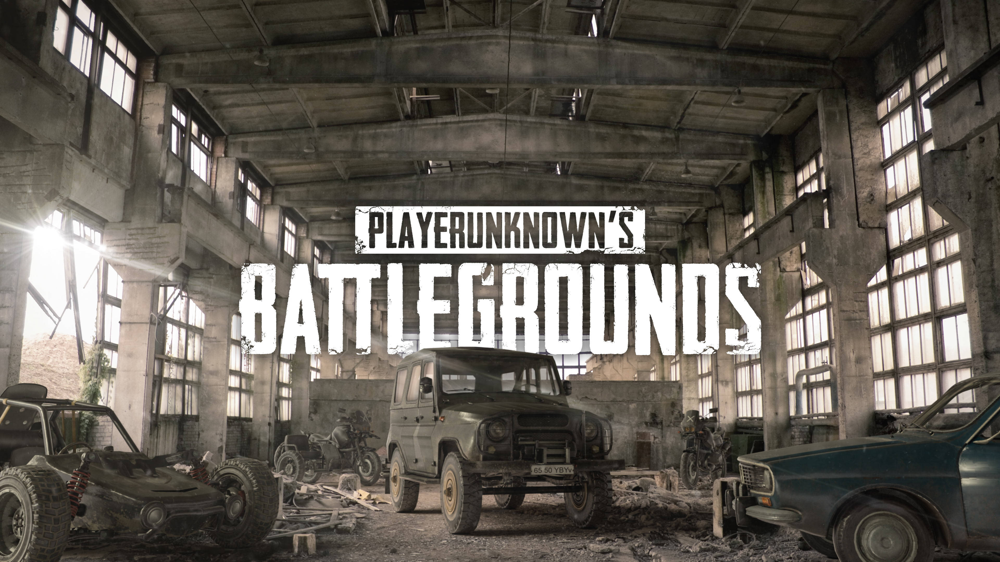 桌布 壁紙 — 一個破舊的倉庫，在破窗下堆滿廢棄車輛，帶有「PLAYERUNKNOWN'S BATTLEGROUNDS」標誌。