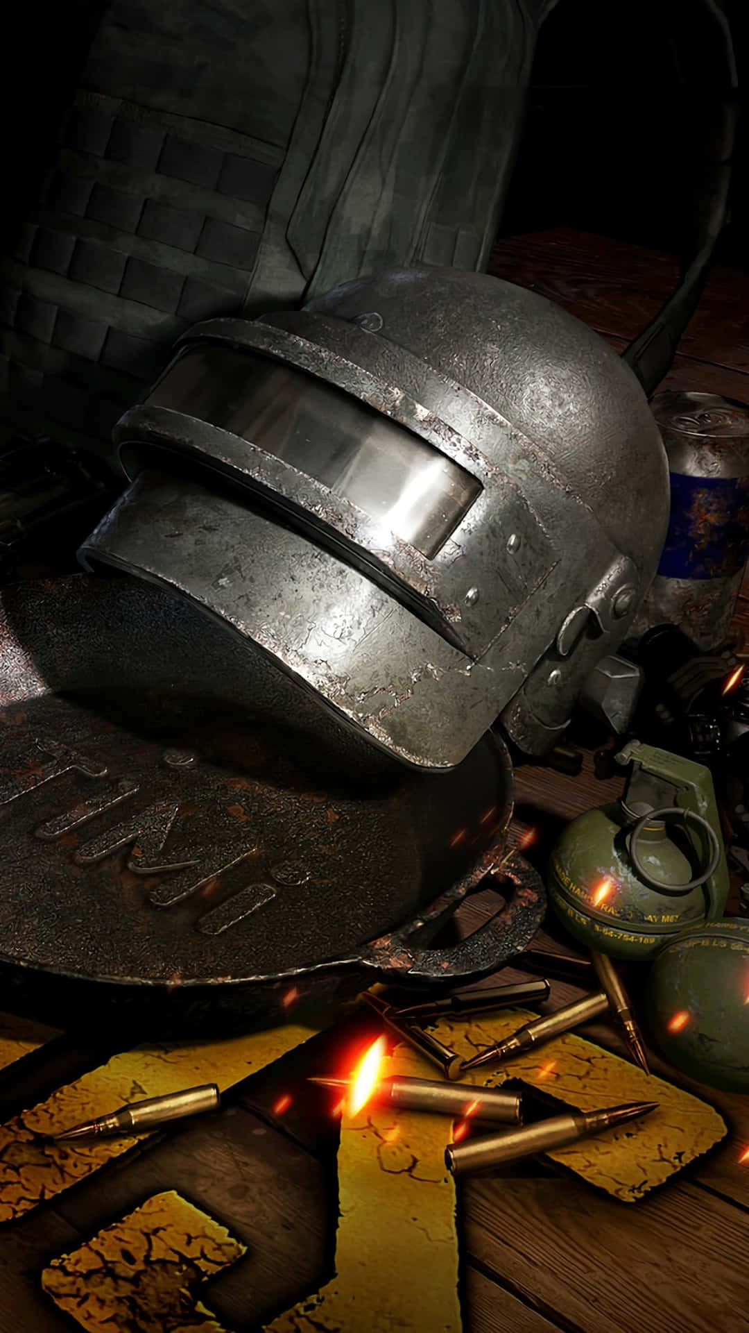 Helmet 桌布 壁紙 — 一個破舊的戰鬥頭盔放在煎鍋上，旁邊有手榴彈和子彈在木桌上，火焰閃爍。