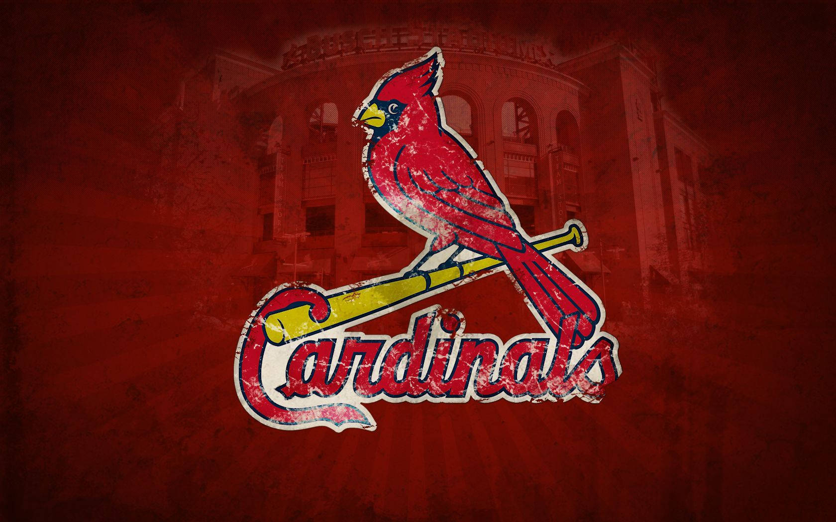 Cardinals 桌布 壁紙 — 一個破舊的紅色紅雀標誌棲息在黃色球棒上，背景是粗糙的紅色和褪色的體育場建築。