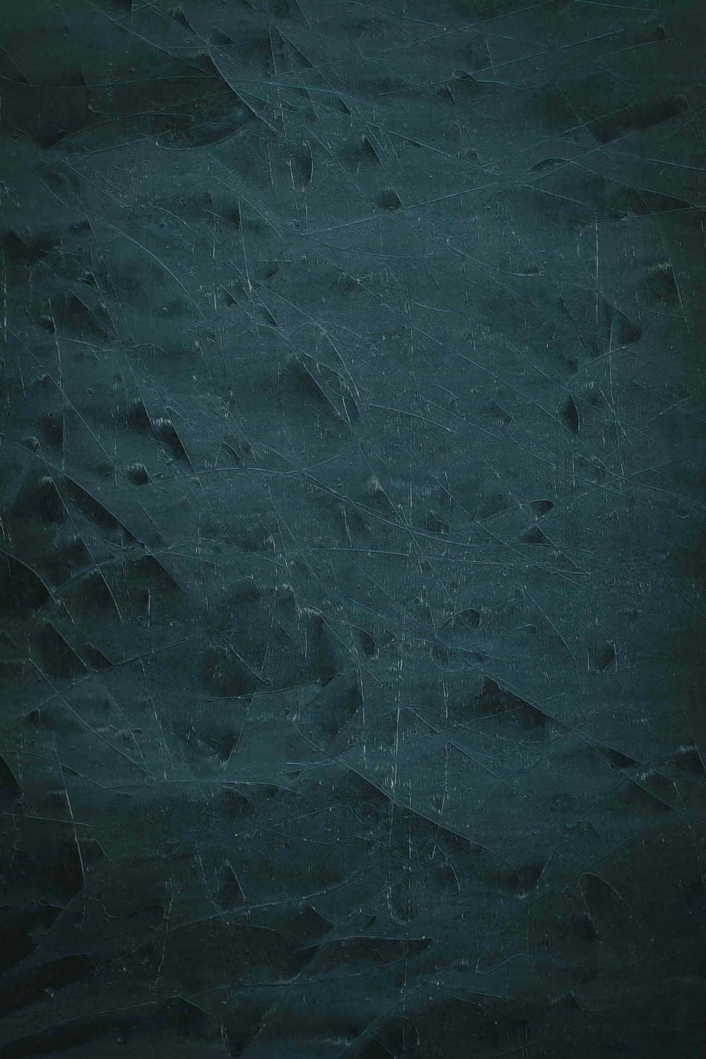 Teal Marble 桌布 壁紙 — 一個破裂的深藍綠色表面，帶有複雜的網狀裂縫和微妙的紋理變化。