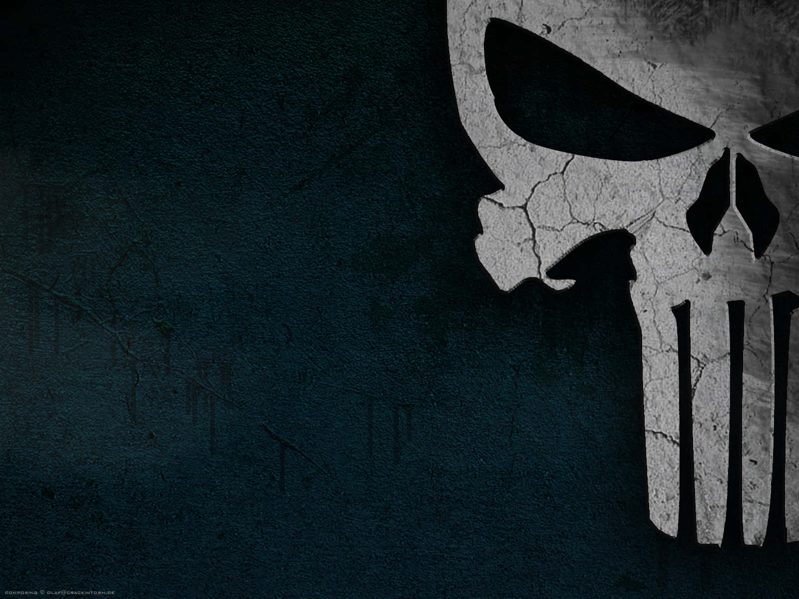 Punisher Desktop 桌布 壁紙 — 一個破裂的白色骷髏標誌在深色紋理藍色牆壁上顯得突出，喚起粗獷的強烈感。
