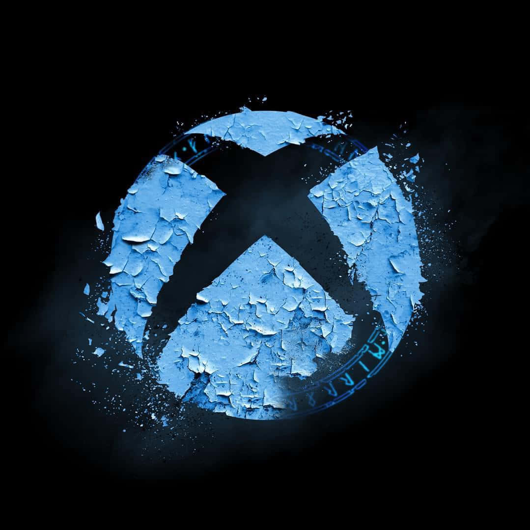 Xbox 桌布 壁紙 — 一個破裂的藍色Xbox標誌在黑暗背景上發光，帶有剝落的油漆和漂浮的碎片。
