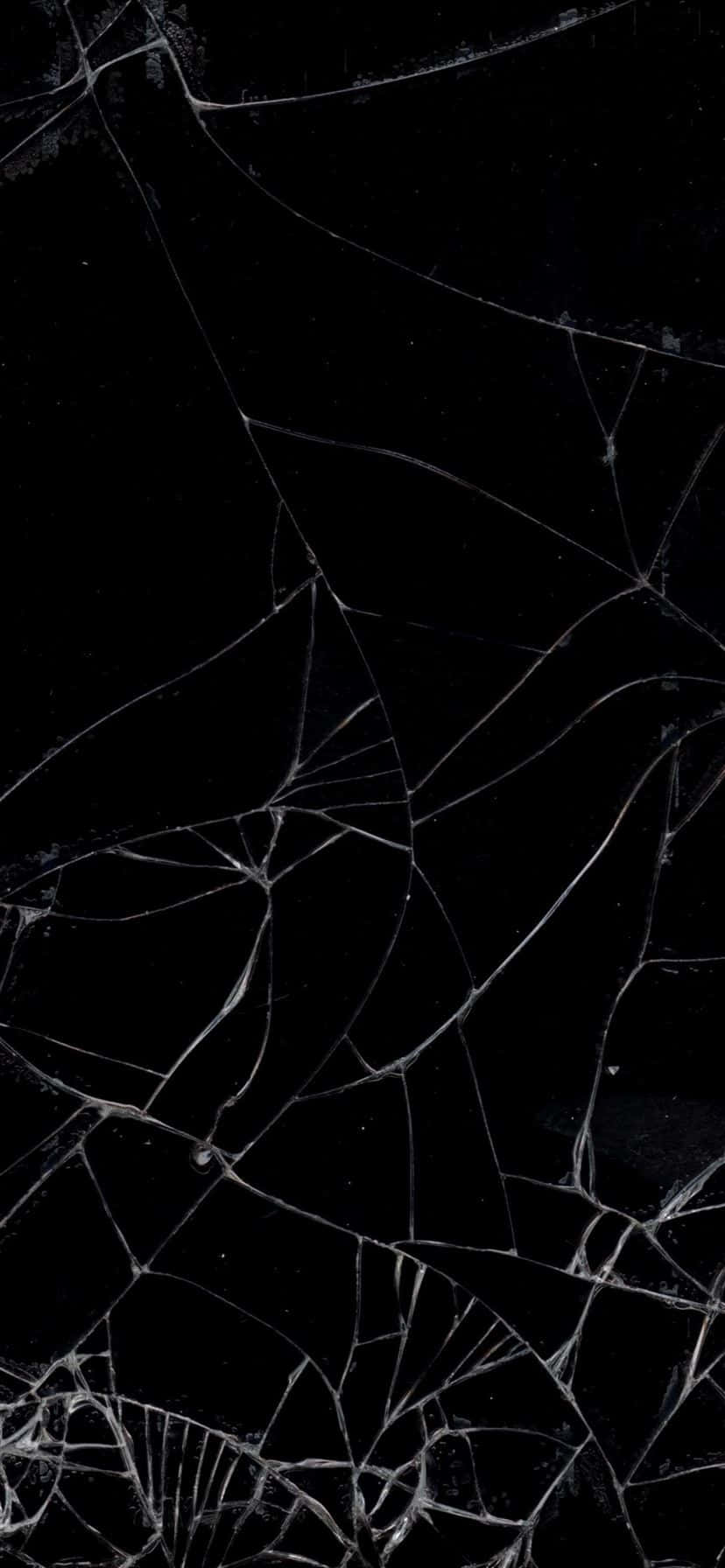 Broken 桌布 壁紙 — 一個破裂的黑色表面，帶有複雜的白色裂紋線，在整個畫面中形成網狀圖案。