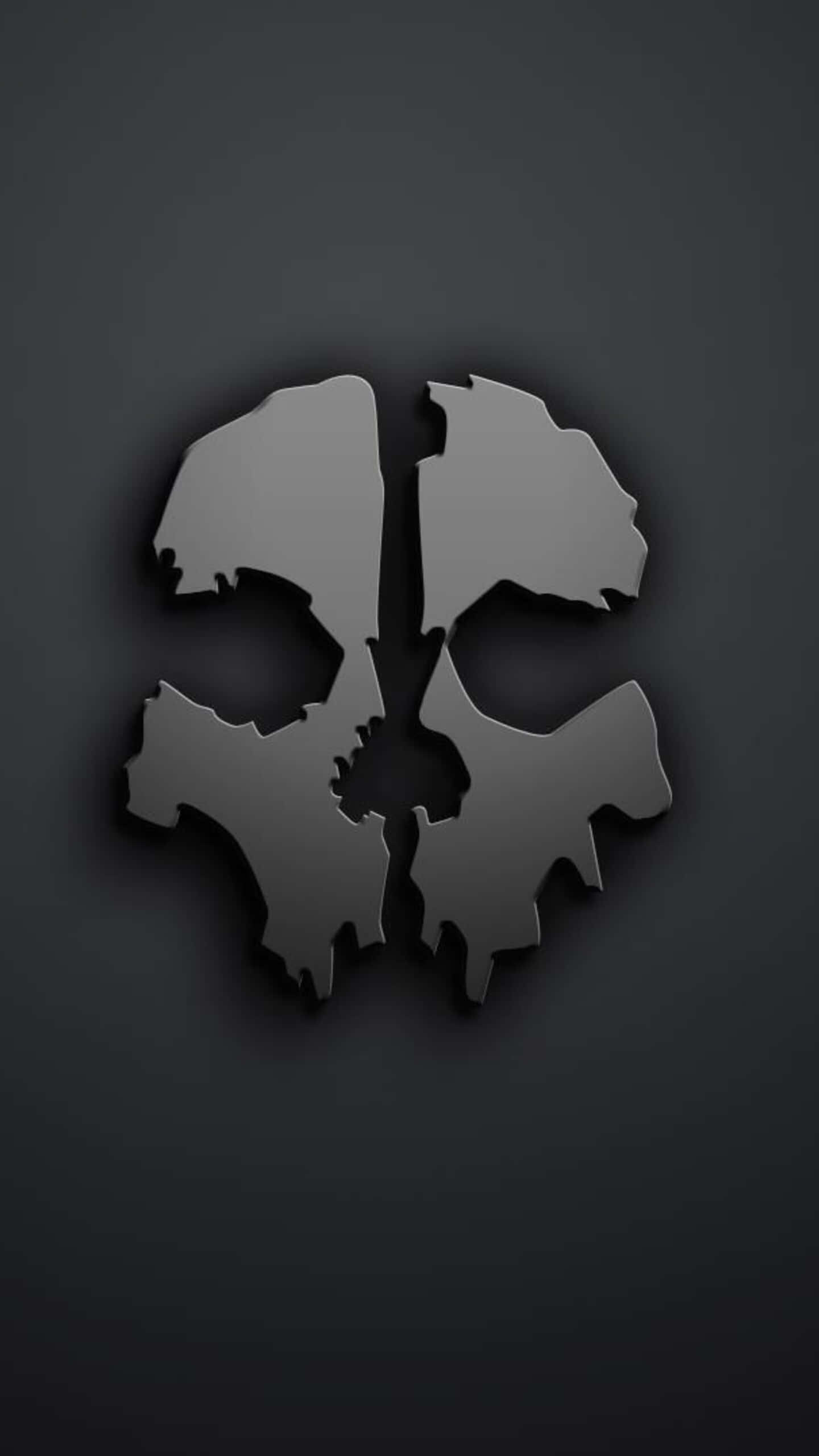 Galaxy Skull 桌布 壁紙 — 一個碎裂的金屬骷髏頭標誌，邊緣鋒利，在深灰色漸變背景上帶有陰影深度。