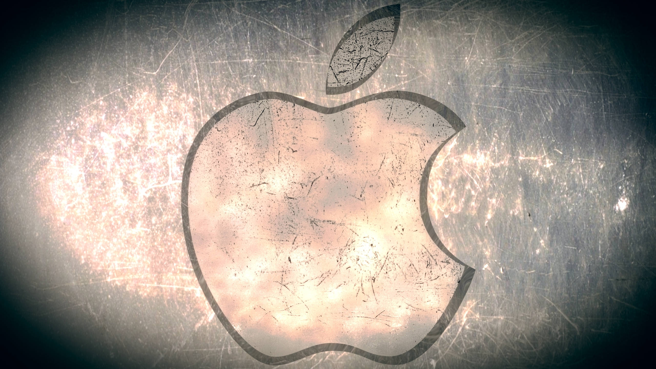 桌布 壁紙 — 一個磨損的Apple標誌蝕刻在刮花的金屬上，帶有發光的內部光線和暗色漸暈邊緣。