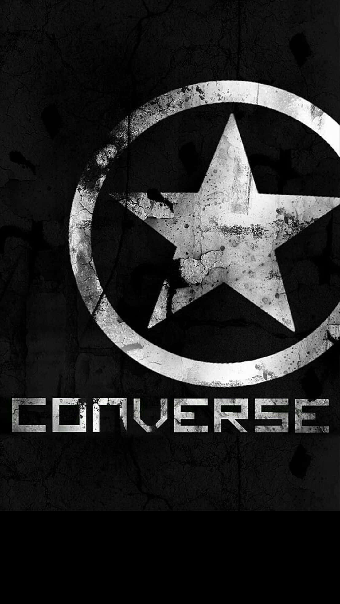 Converse 桌布 壁紙 — 一個磨損的Converse標誌，圓圈內有星星，蝕刻在裂開的混凝土上，單色。