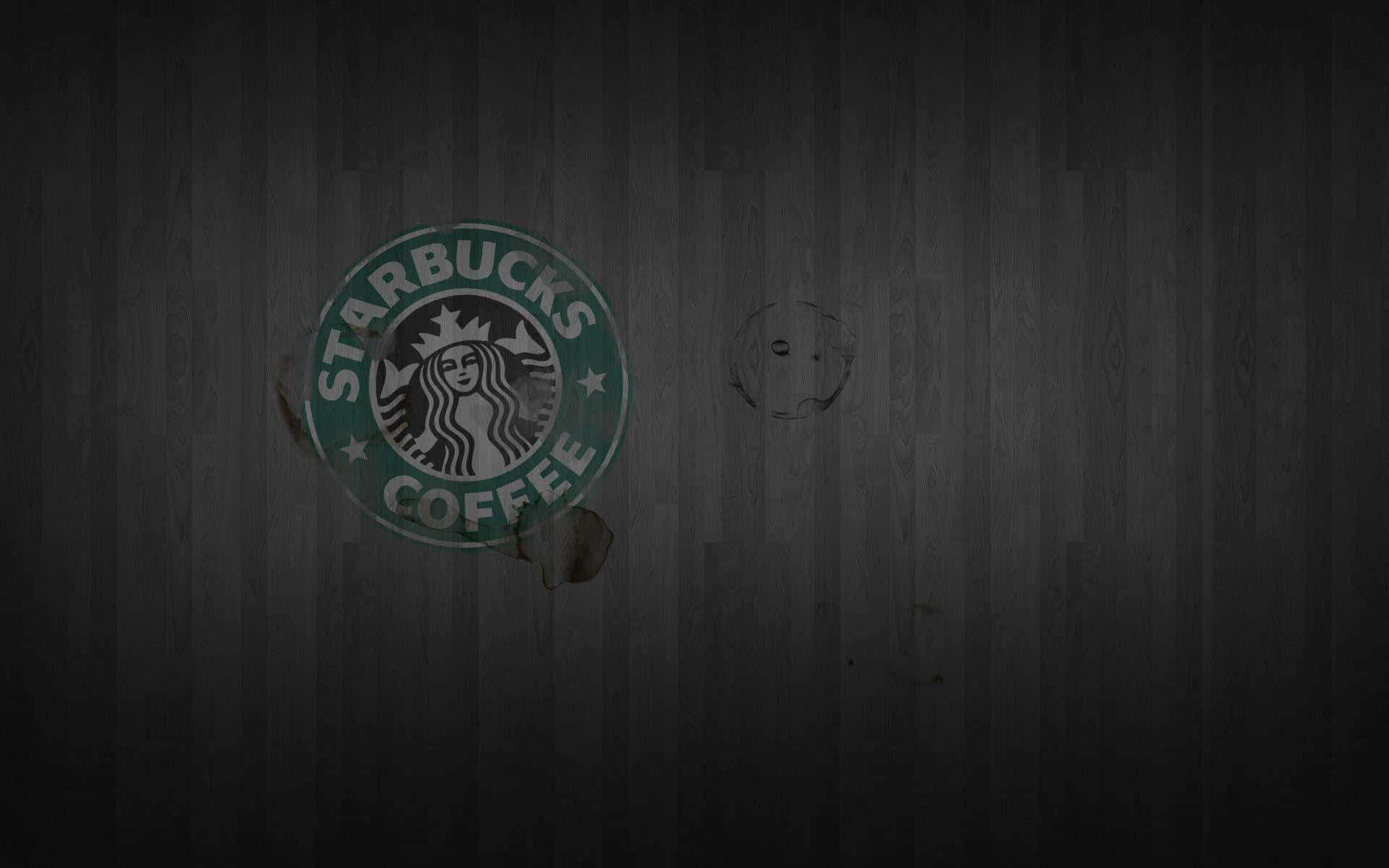 星巴克 桌布 壁紙 — 一個磨損的Starbucks標誌，在深色木地板背景上有咖啡漬污跡。