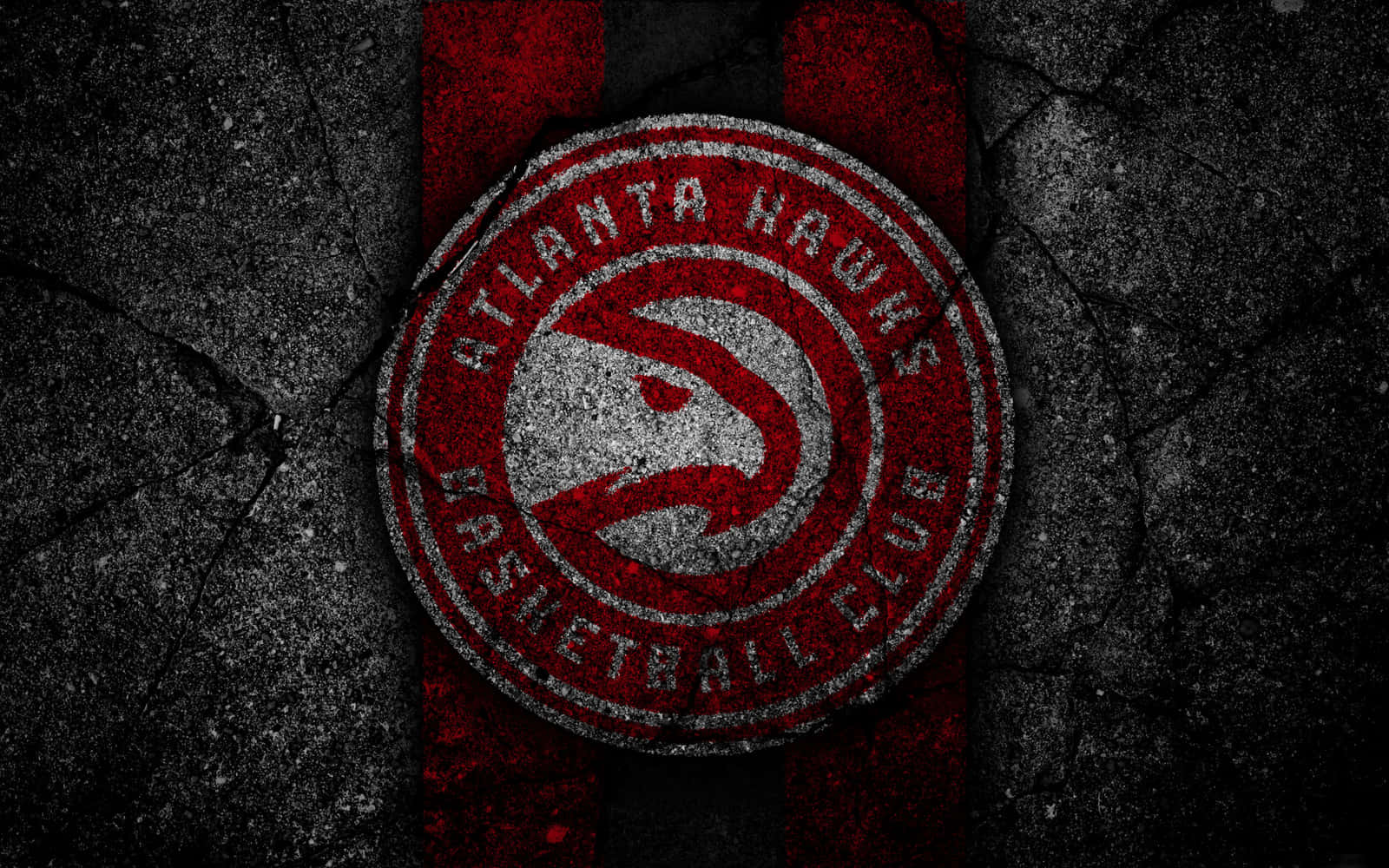 Atlanta Hawks 桌布 壁紙 — 一個磨損的亞特蘭大老鷹籃球標誌，印在裂開的混凝土上，帶有醒目的紅色和黑色條紋。