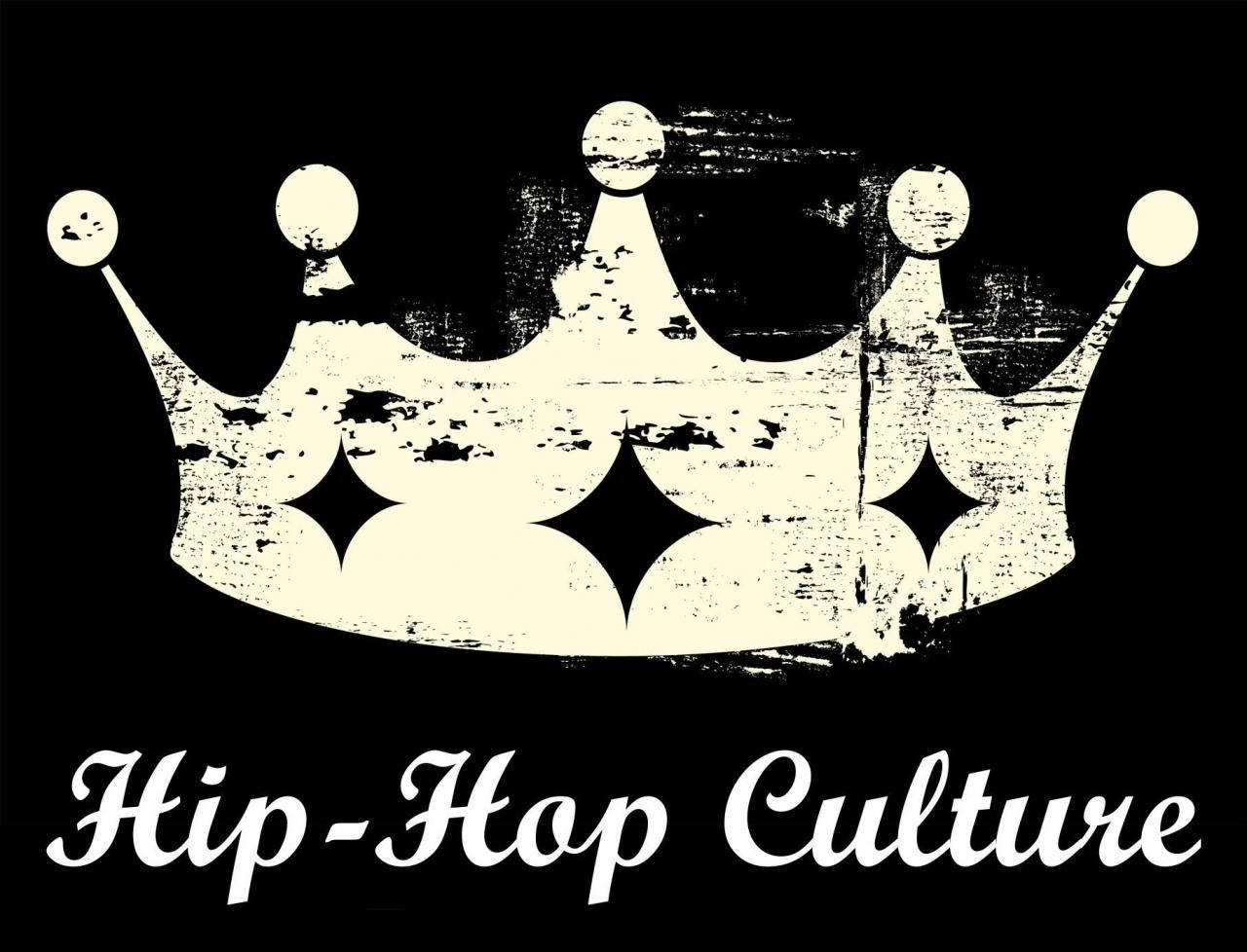 嘻哈 桌布 壁紙 — 一個磨損的奶油色皇冠，帶有鑽石圖案和文字 Hip-Hop Culture，背景為黑色。
