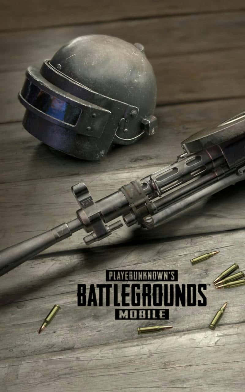 pubg mobile 桌布 壁紙 — 一個磨損的戰鬥頭盔和突擊步槍放在風化的木板上，散落著子彈和遊戲標誌。