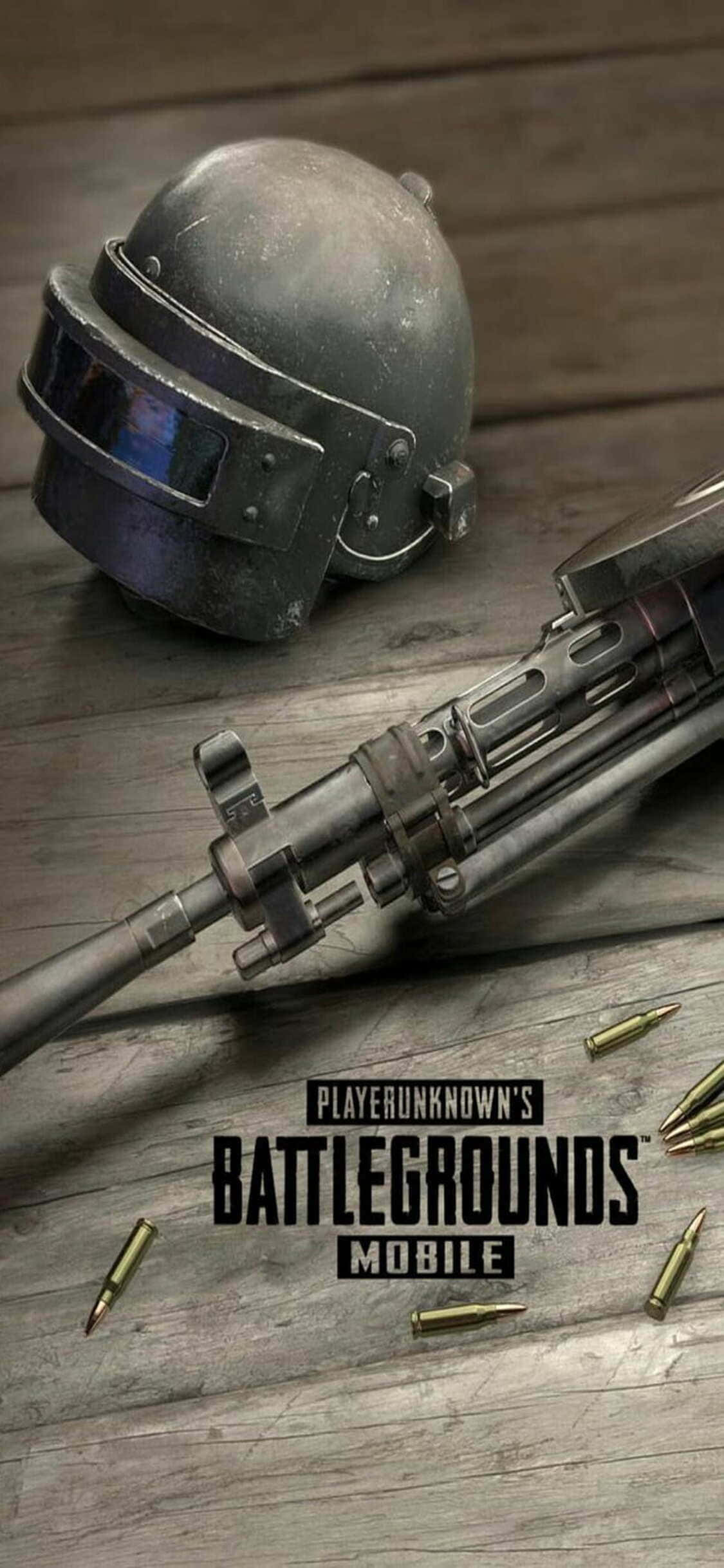 Playerunknown's Battlegrounds 桌布 壁紙 — 一個磨損的戰鬥頭盔和突擊步槍躺在風化的木板上，周圍散落著子彈。
