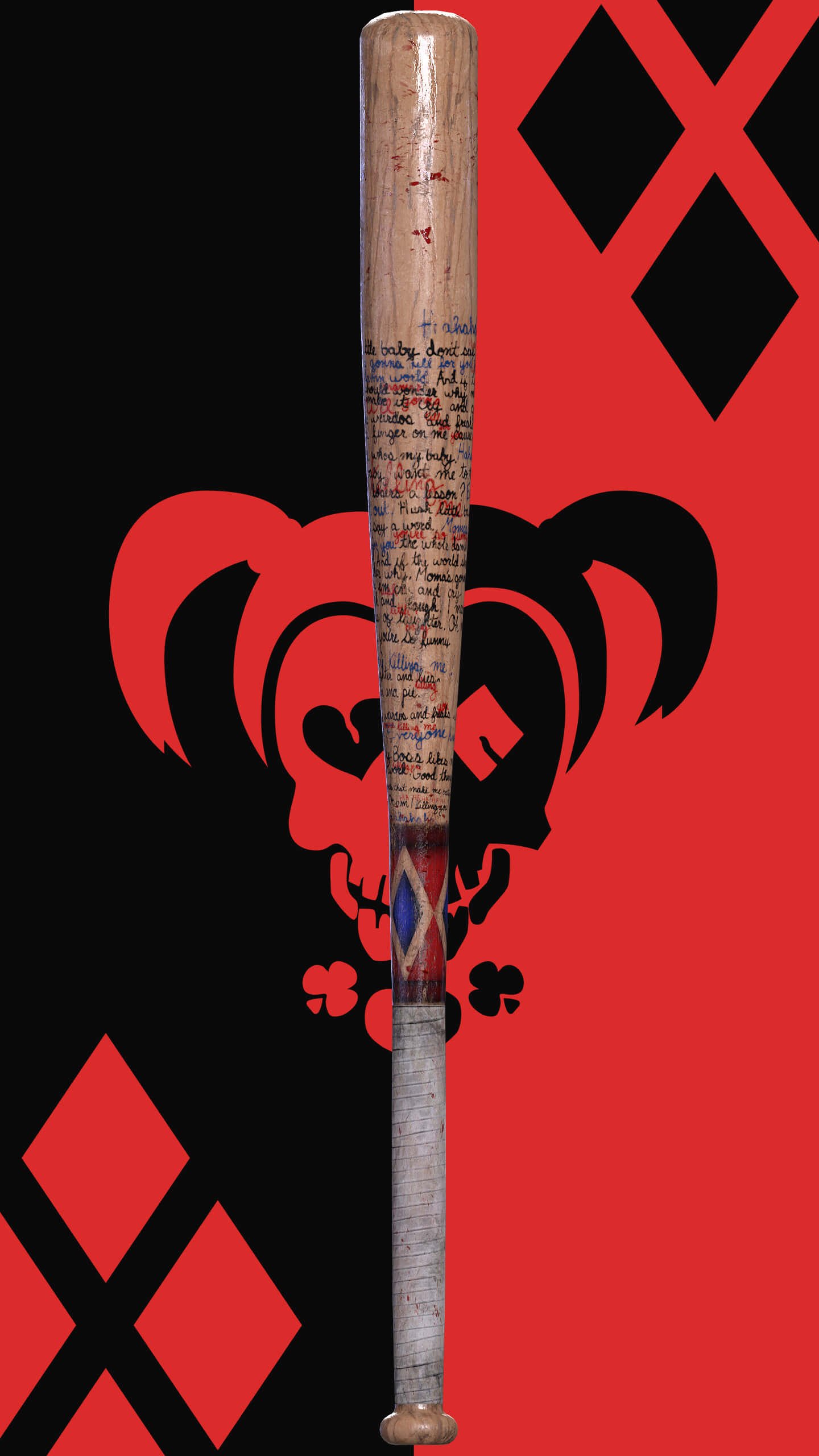 baseball bat 桌布 壁紙 — 一個磨損的棒球棍上佈滿手寫筆記，立在一個大膽的紅黑 Harley Quinn 標誌背景前。