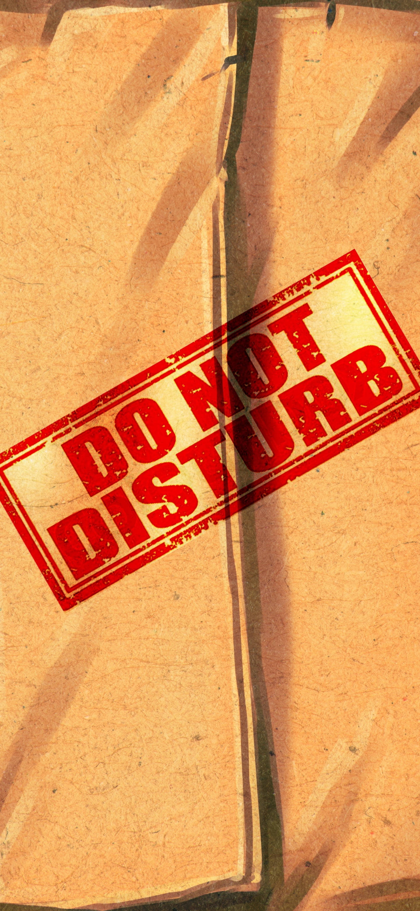 Do Not Disturb 桌布 壁紙 — 一個磨損的棕色紙張表面，帶有粗體紅色「請勿打擾」印章，邊緣破損。