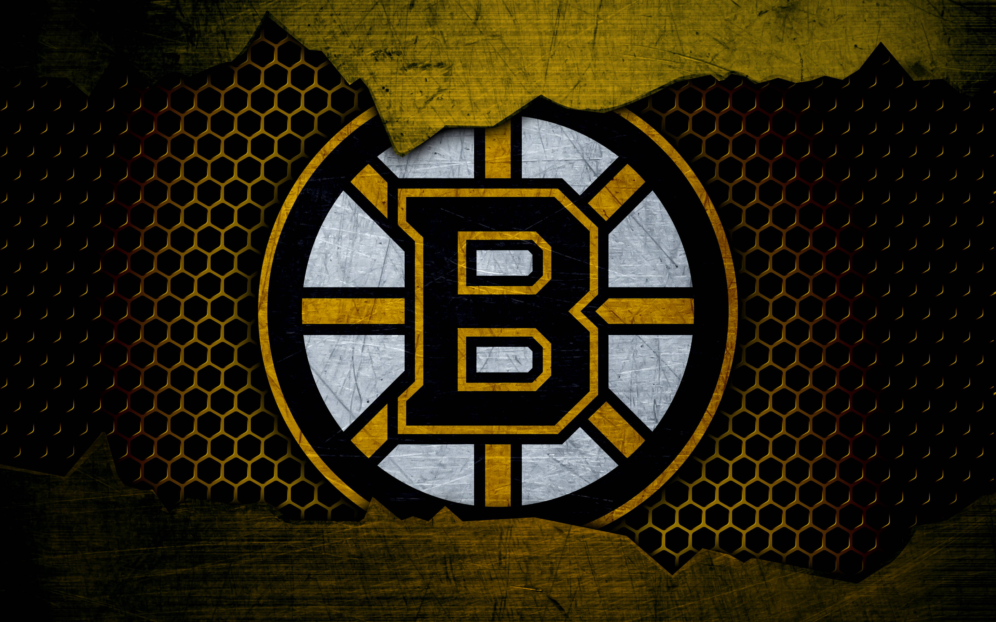 bruins 桌布 壁紙 — 一個磨損的波士頓棕熊隊標誌穿過撕裂的蜂窩金屬紋理，在粗糙的黃色和黑色背景上浮現。
