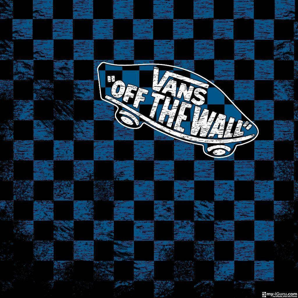 Vans 桌布 壁紙 — 一個磨損的藍色和黑色棋盤格背景上有一個白色Vans Off The Wall標誌，形狀像滑板。