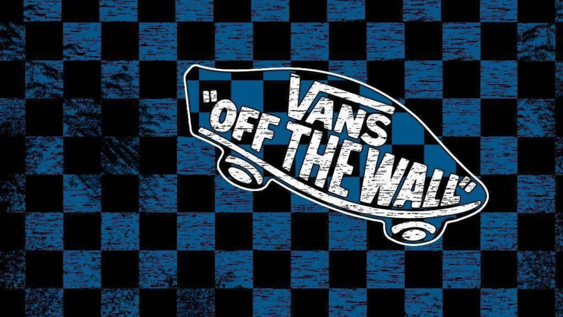Vans Logo 桌布 壁紙 — 一個磨損的藍黑格子背景上有一個白色Vans Off The Wall標誌，形狀像滑板。