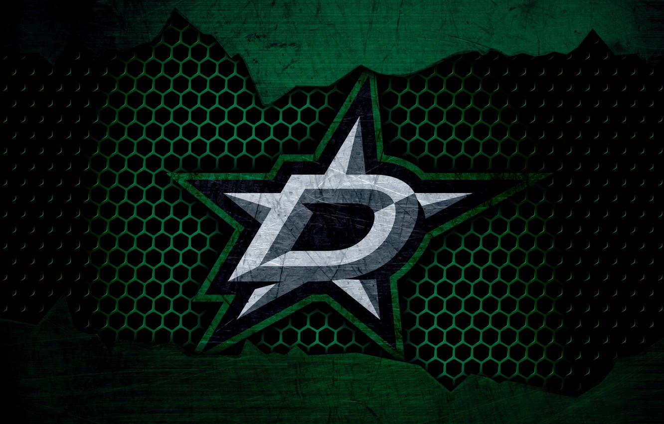 Dallas Stars 桌布 壁紙 — 一個磨損的達拉斯星隊標誌，銀色和綠色，在深綠色六角形網格背景上突出顯示。