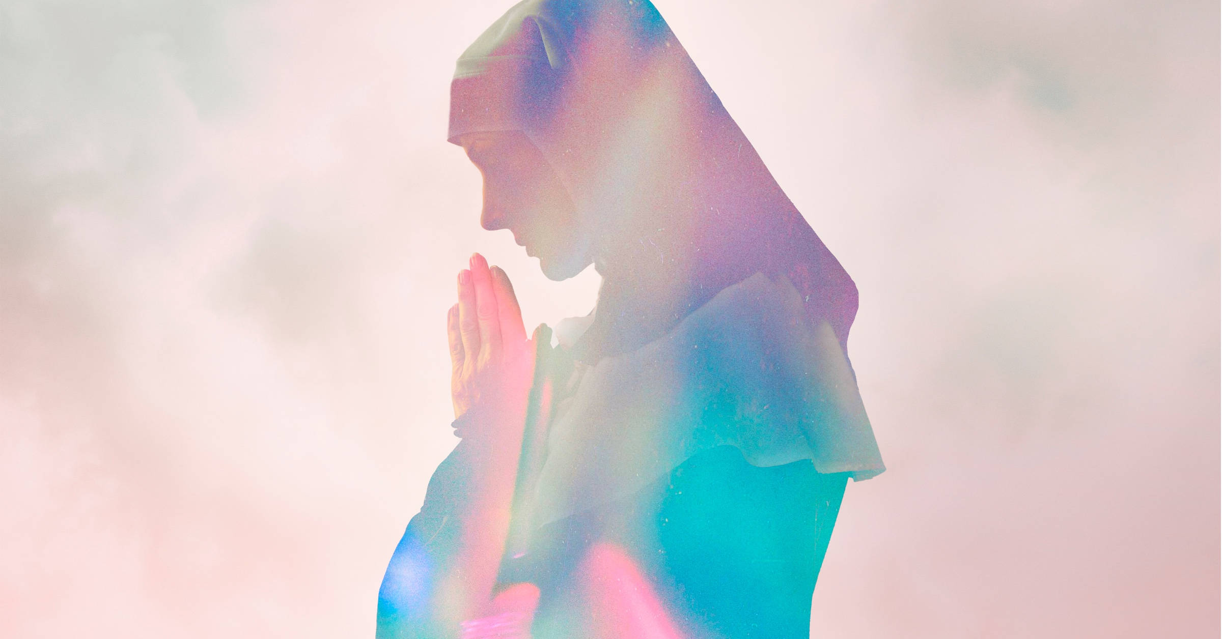 Praying 桌布 壁紙 — 一個祈禱中的人的寧靜剪影，沐浴在空靈的柔和光線中，帶有夢幻般的半透明疊加效果。